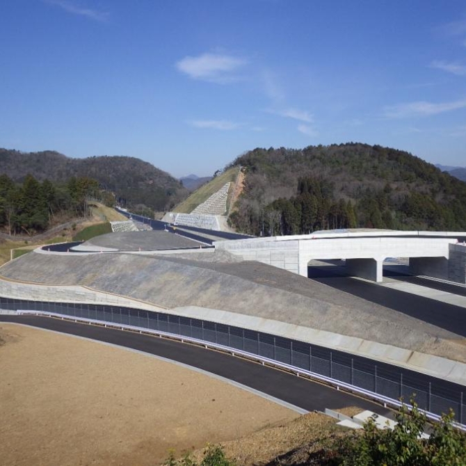 平成26年丹波綾部道路丹波PA曽根盛土工事