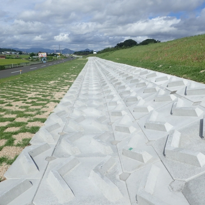 高津地区堤防裏法補強等工事